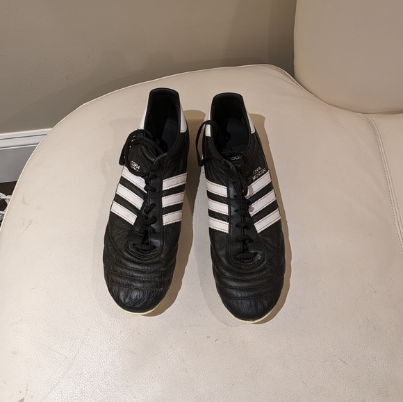 Soccer cleats - Picture 2 of 3